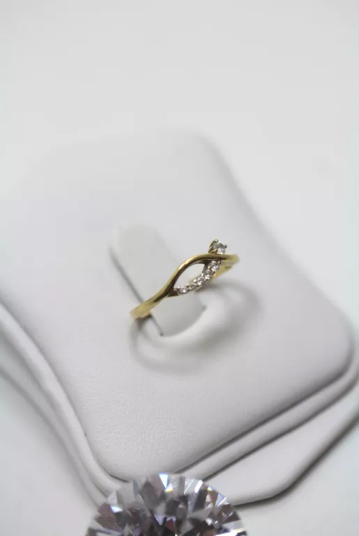 ZŁOTY PIERŚCIONEK Z CYRKONIAMI PR.333 R.11 1,36G