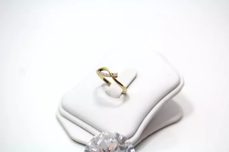 ZŁOTY PIERŚCIONEK Z CYRKONIAMI PR.333 R.11 1,36G