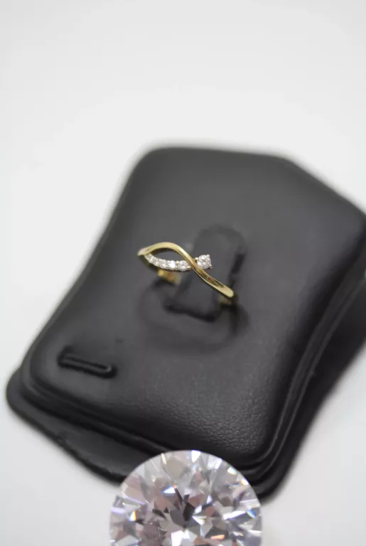 ZŁOTY PIERŚCIONEK Z CYRKONIAMI PR.333 R.11 1,36G