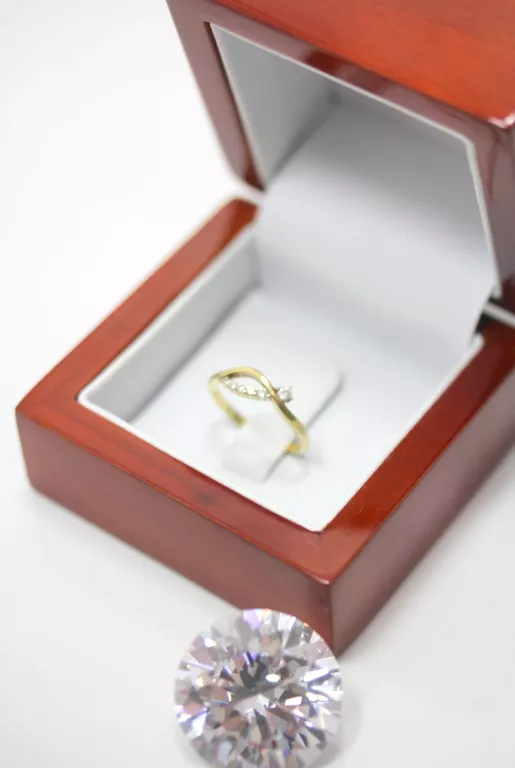 ZŁOTY PIERŚCIONEK Z CYRKONIAMI PR.333 R.11 1,36G