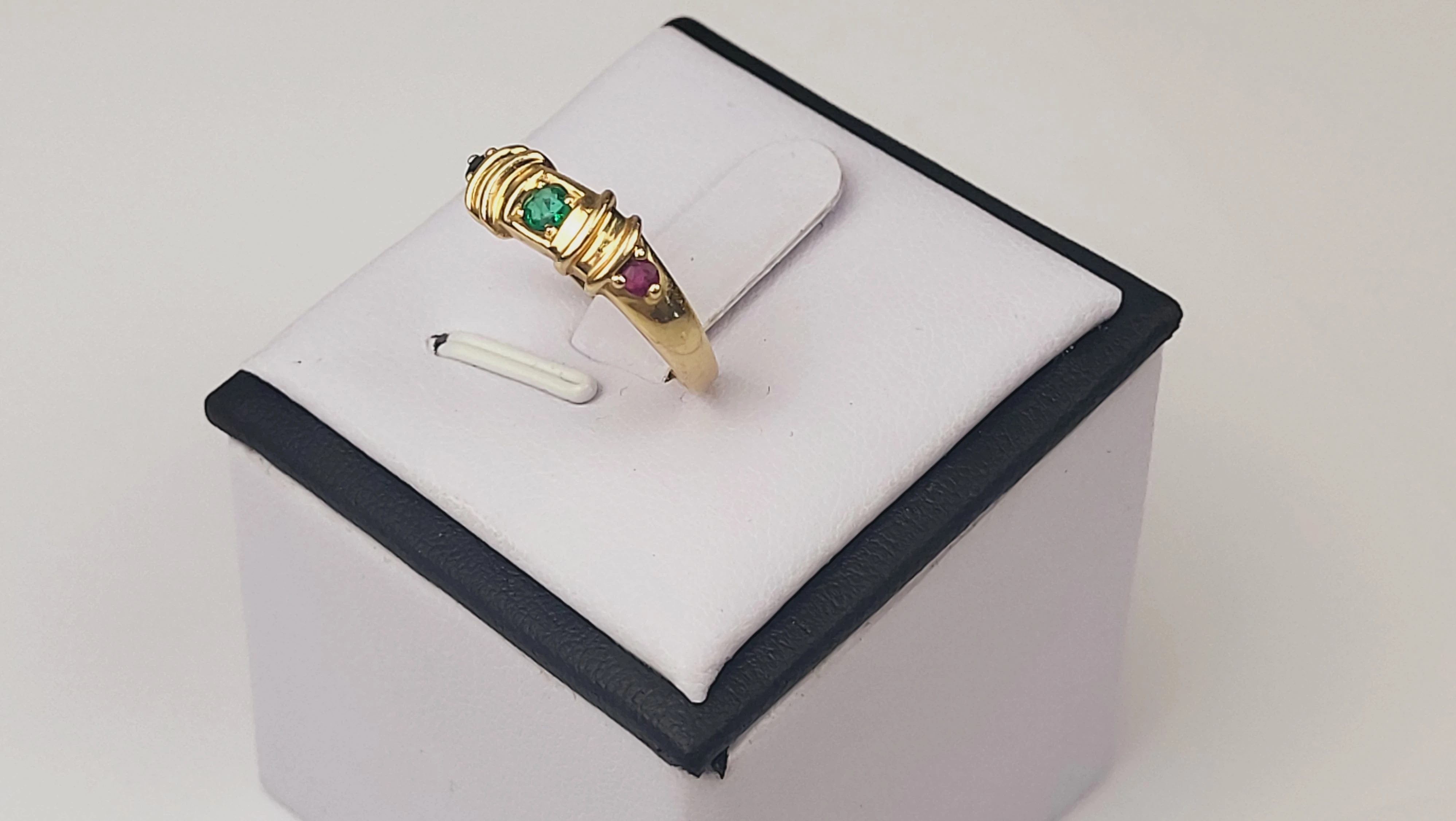 zloty-pierscionek-szmaragd-rubin-szafir-certyfikat-sliczny-rodzaj-wyrob-jubilerski