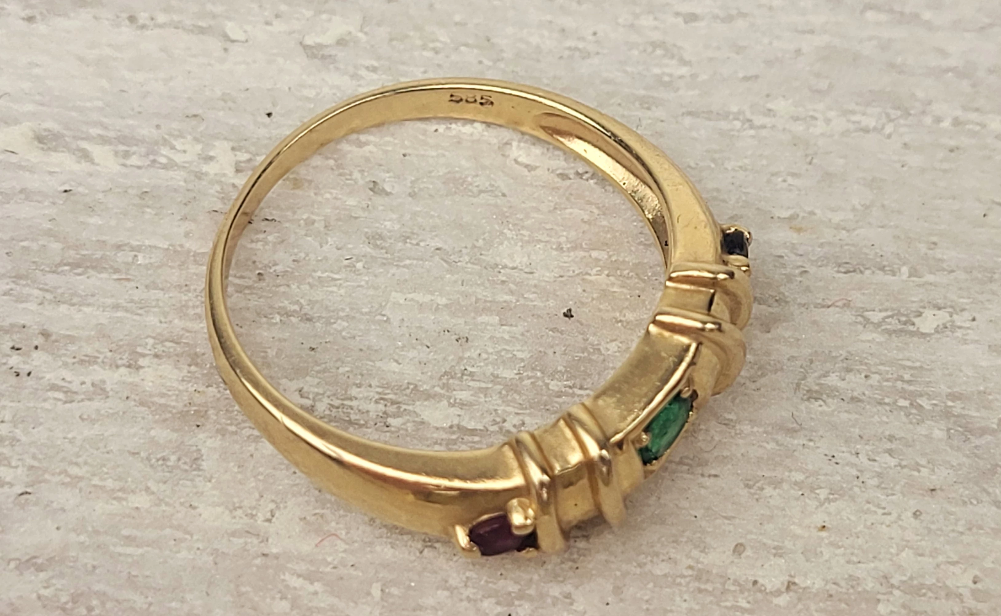 zloty-pierscionek-szmaragd-rubin-szafir-certyfikat-sliczny-cechy-brak