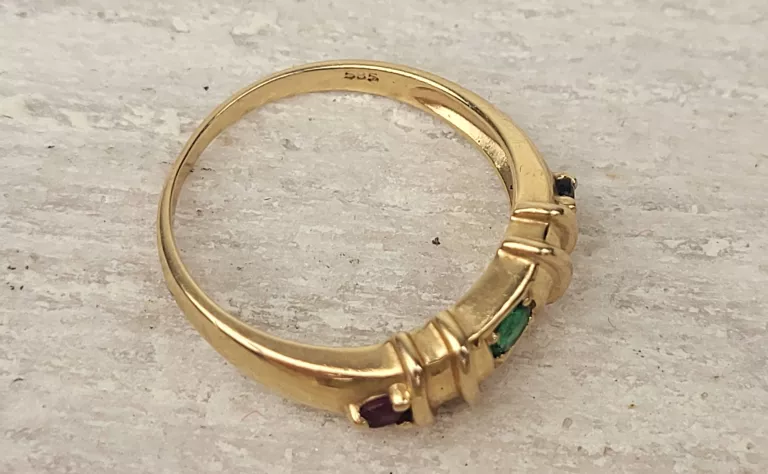 zloty-pierscionek-szmaragd-rubin-szafir-certyfikat-sliczny-cechy-brak