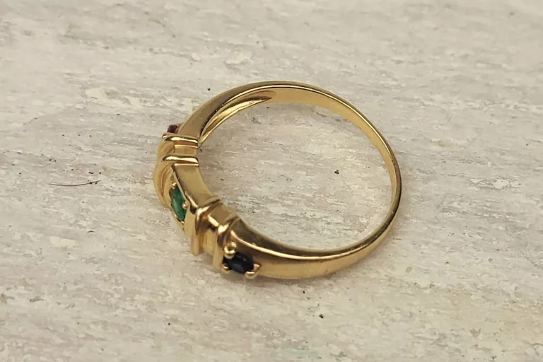 zloty-pierscionek-szmaragd-rubin-szafir-certyfikat-sliczny-kolor-dominujacy-zloty