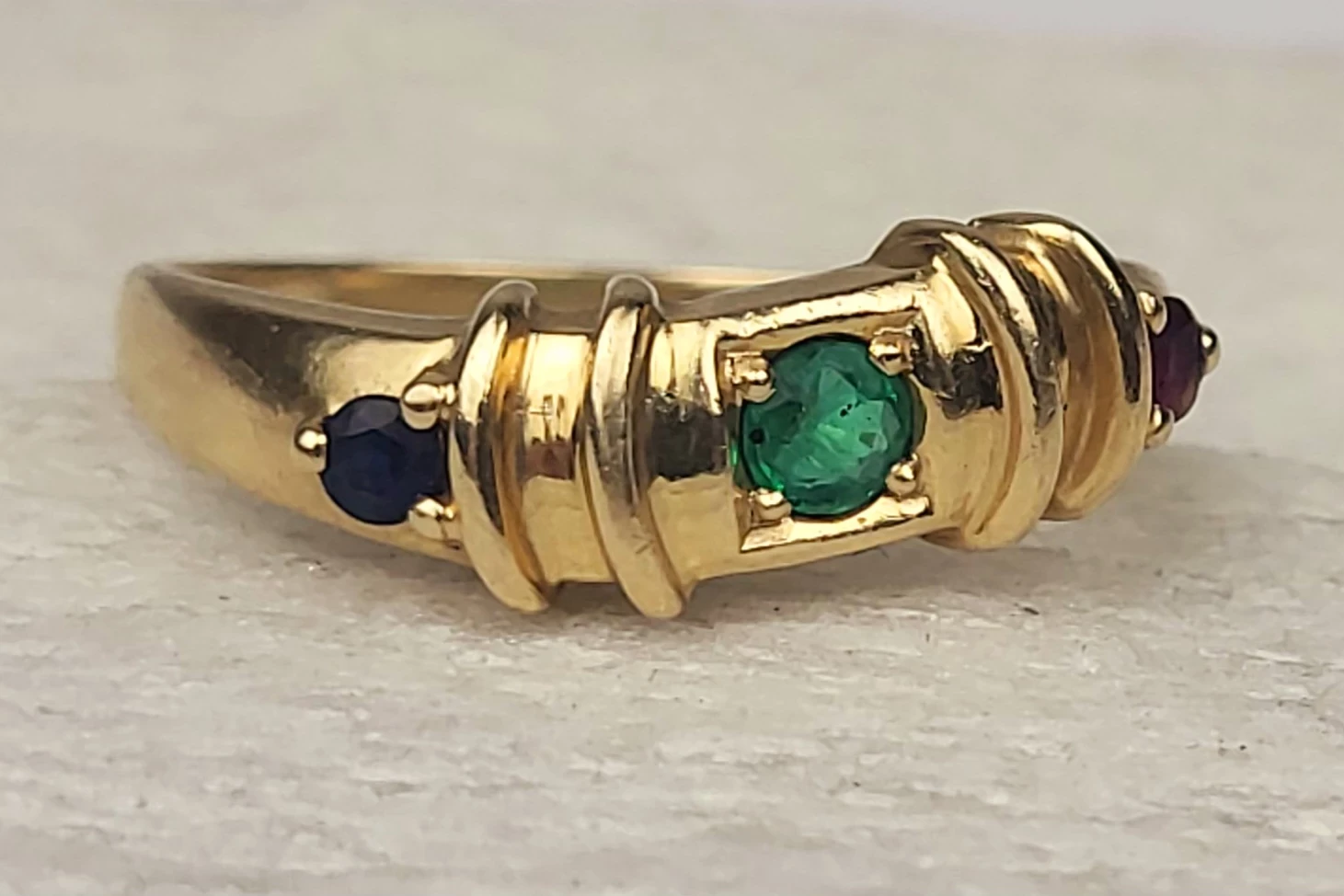 zloty-pierscionek-szmaragd-rubin-szafir-certyfikat-sliczny-plec-kobieta