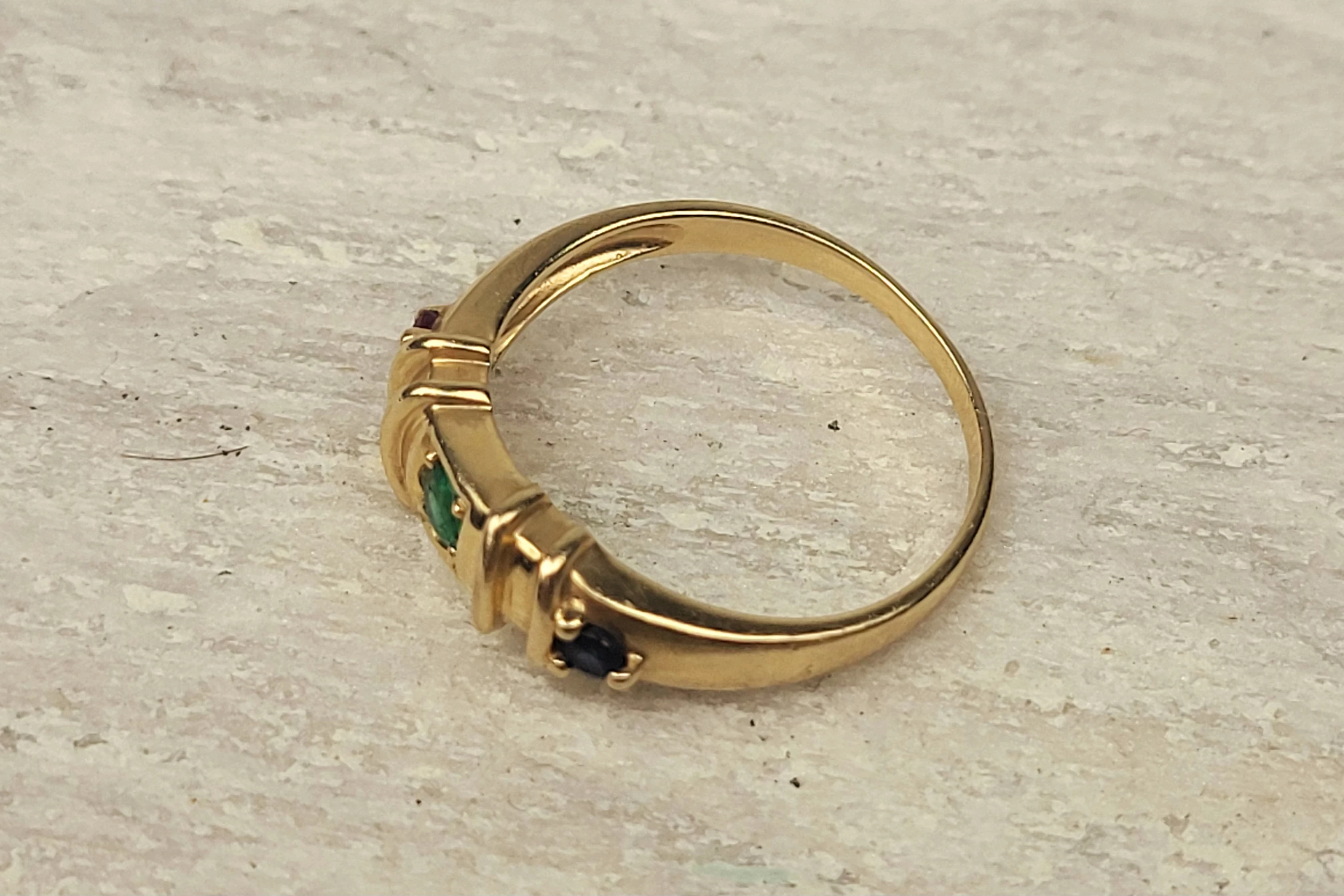 zloty-pierscionek-szmaragd-rubin-szafir-certyfikat-sliczny-kolor-dominujacy-zloty