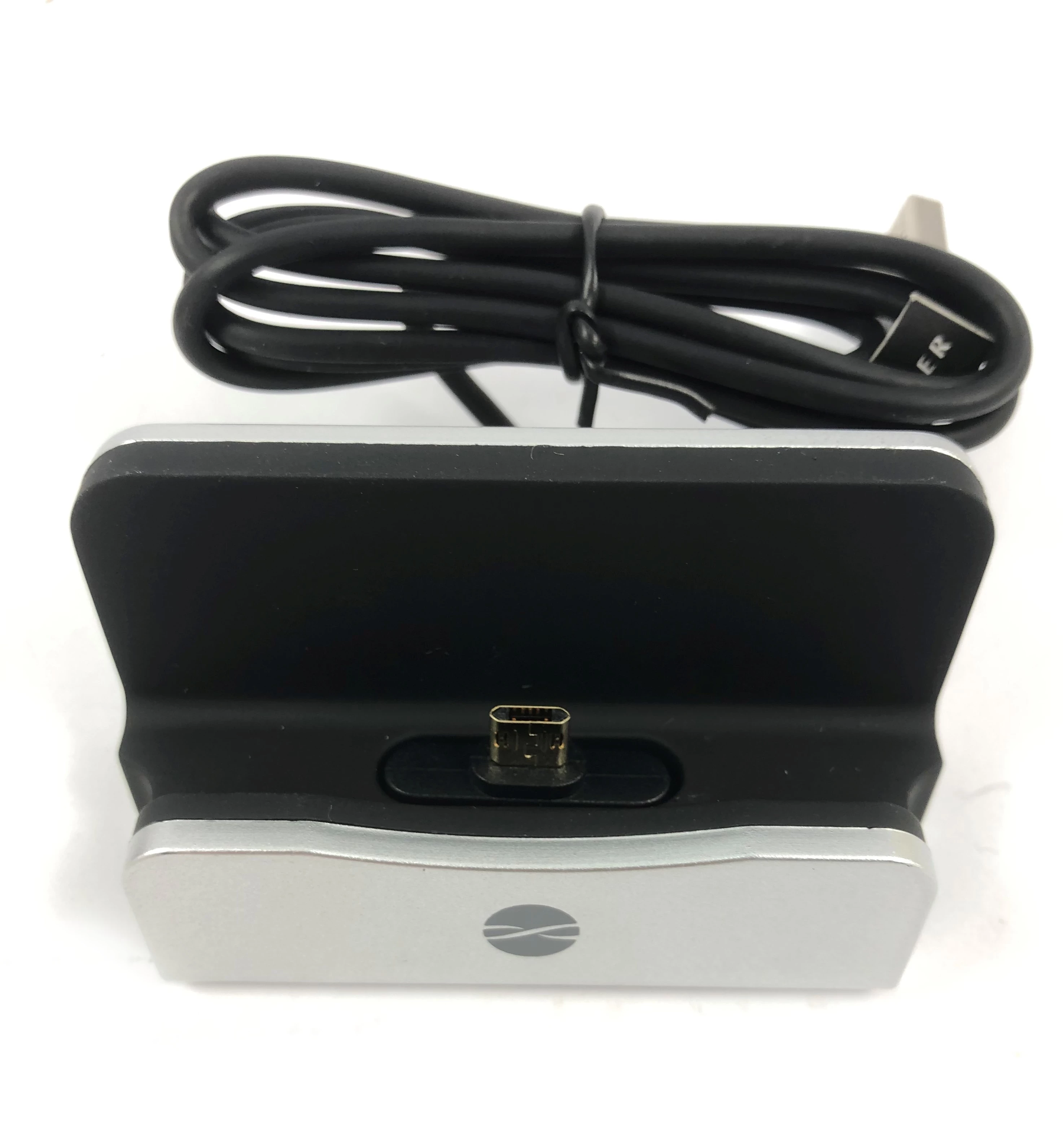 stacja-dokujaca-microusb-ds-01-srebrna-liczba-urzadzen-ladowanych-jednoczesnie-1