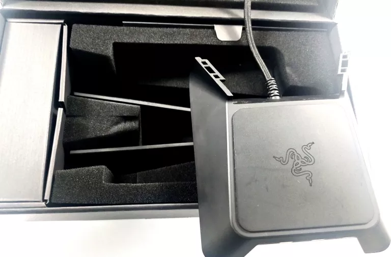 STOJAK NA SŁUCHAWKI RAZER BASE STATION CHROMA CZARNY