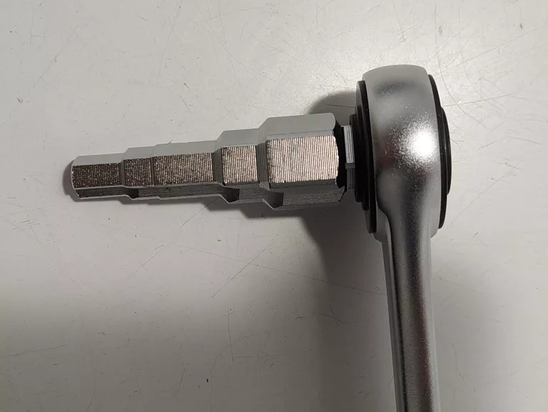 KLUCZ DO ŚRUBUNKÓW GRZEJNIKÓW GRZECHOTKA 1/2" Z GRZECHOTKĄ NEO TOOLS