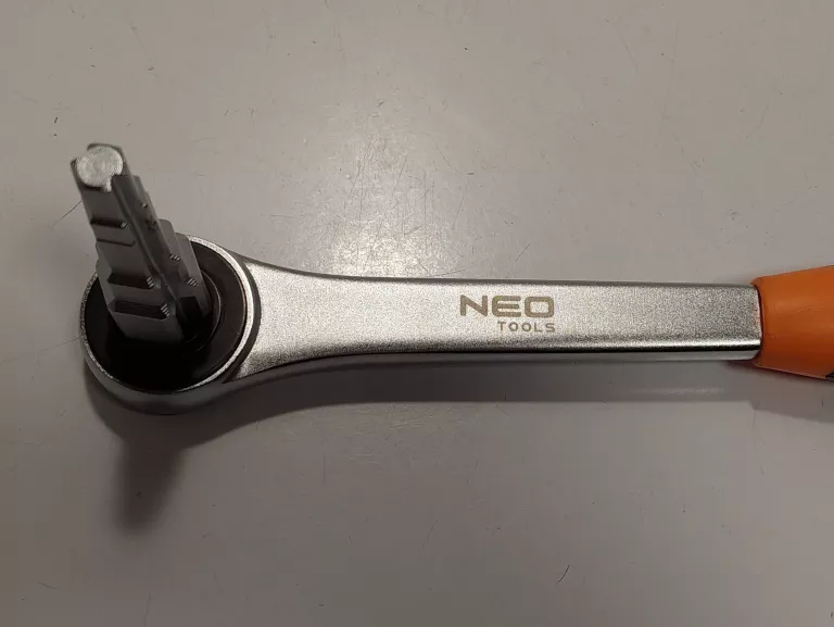 KLUCZ DO ŚRUBUNKÓW GRZEJNIKÓW GRZECHOTKA 1/2" Z GRZECHOTKĄ NEO TOOLS