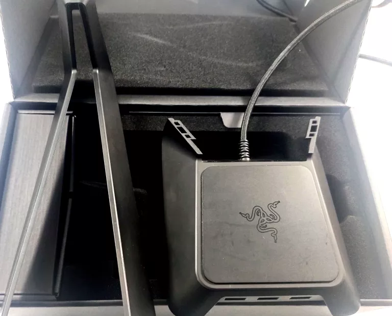 STOJAK NA SŁUCHAWKI RAZER BASE STATION CHROMA CZARNY