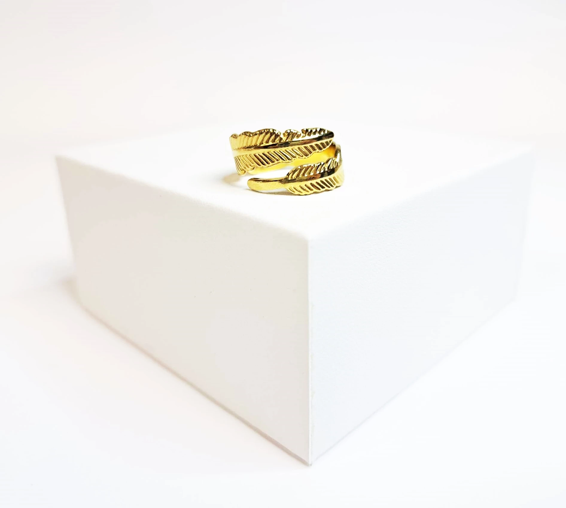 swietny-pierscionek-stal-nierdzewna-r15-334g-kolor-dominujacy-zloty