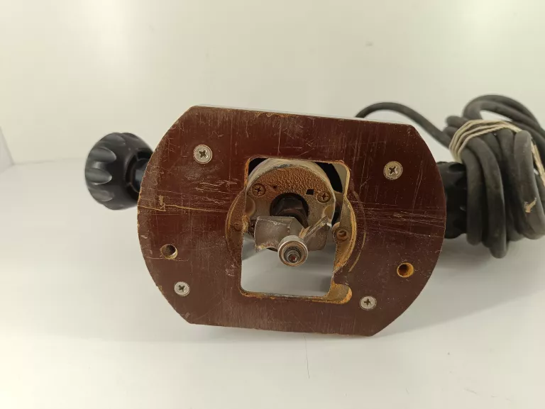 frezarka-gornowrzecienowa-elu-mof-96-marka-dewalt