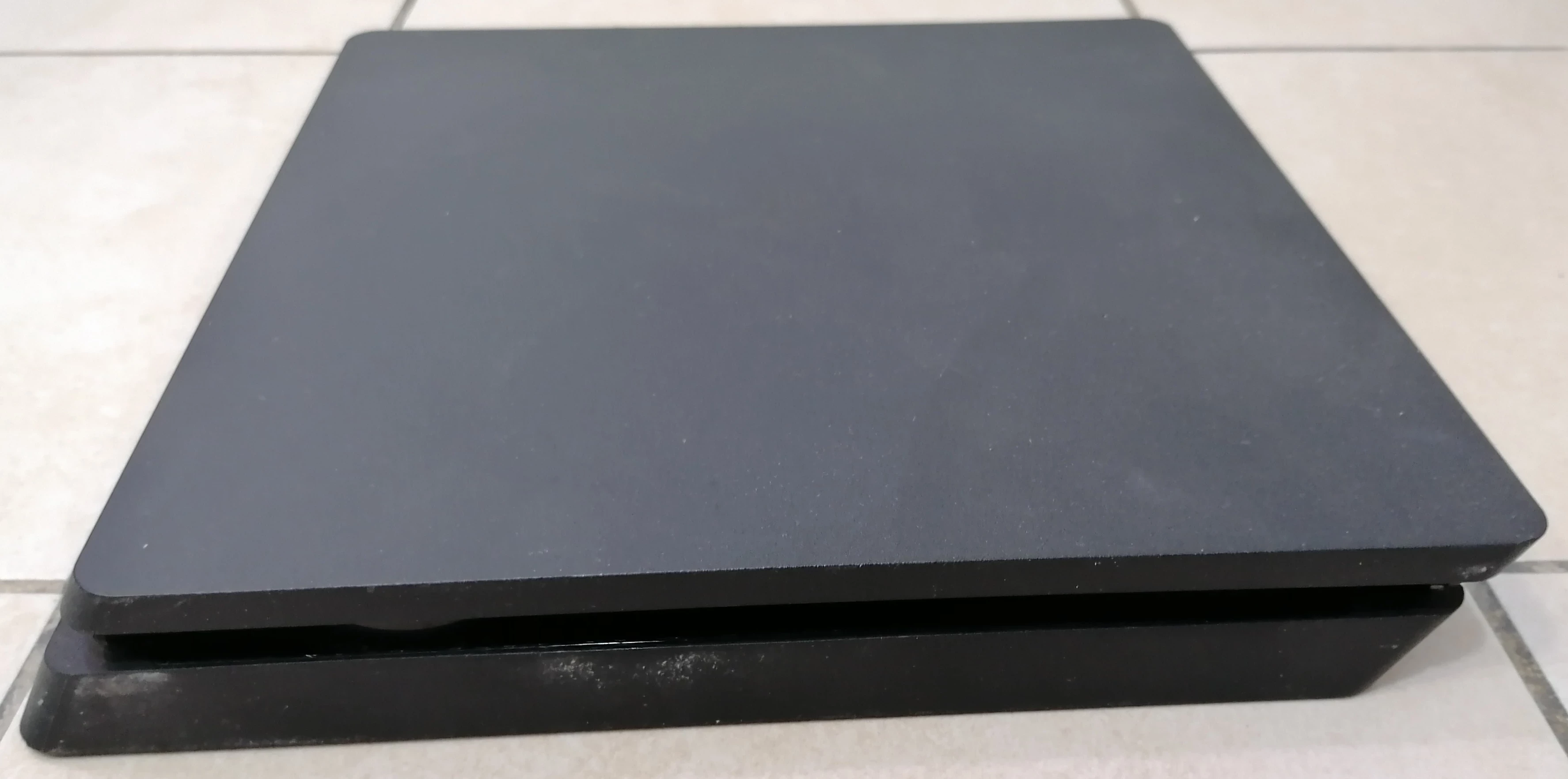 konsola-ps4-1tb-liczba-kontrolerow-w-zestawie-1