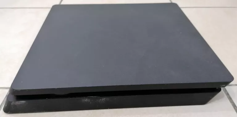 konsola-ps4-1tb-liczba-kontrolerow-w-zestawie-1