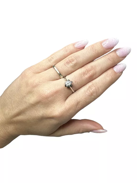 WYJĄTKOWY PIERŚCIONEK DIAMENT BIAŁE ZŁOTO 18K