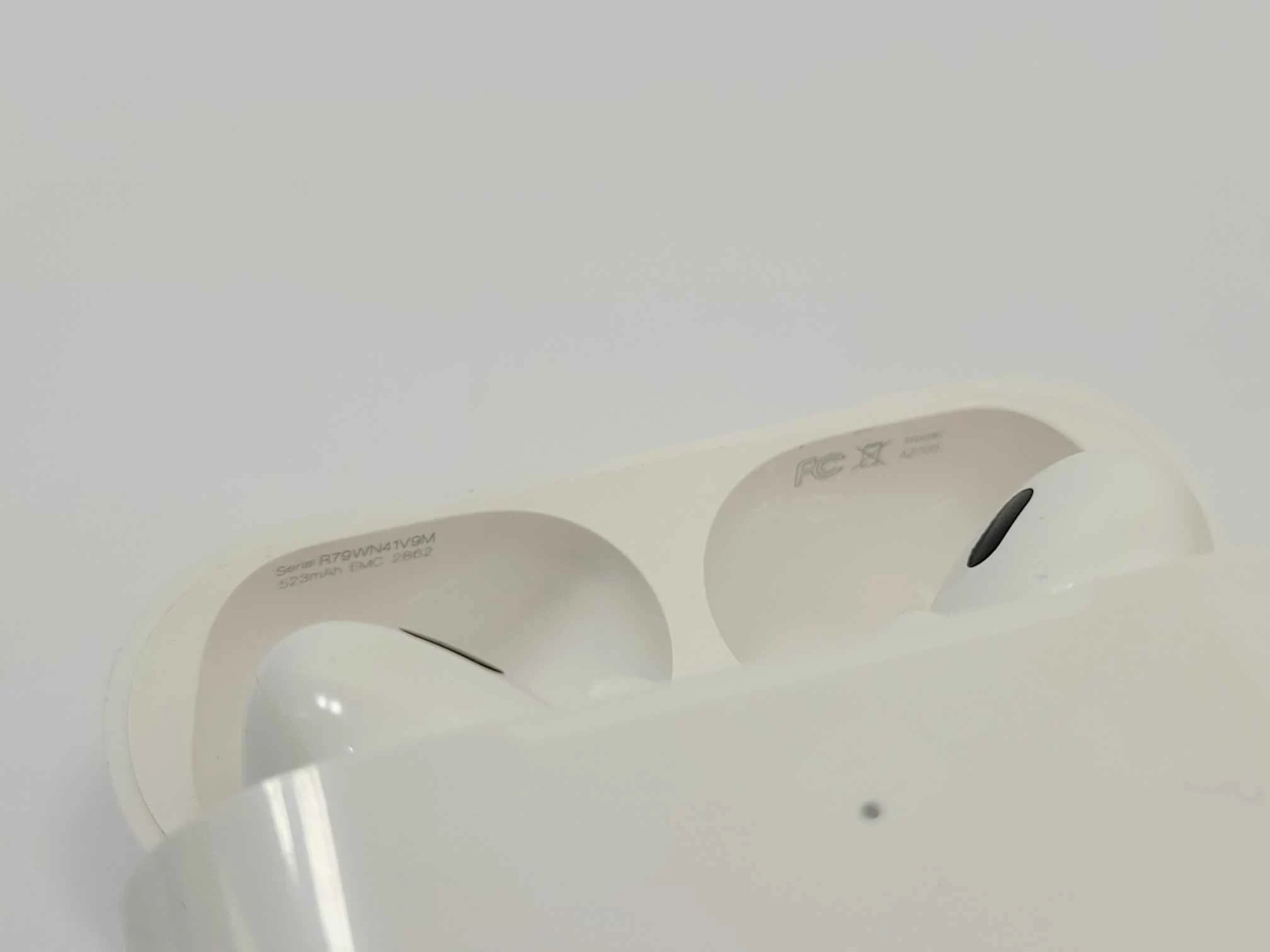 airpods-a2700-air-pods-pro-2nd-generation-white-stan-uzywany