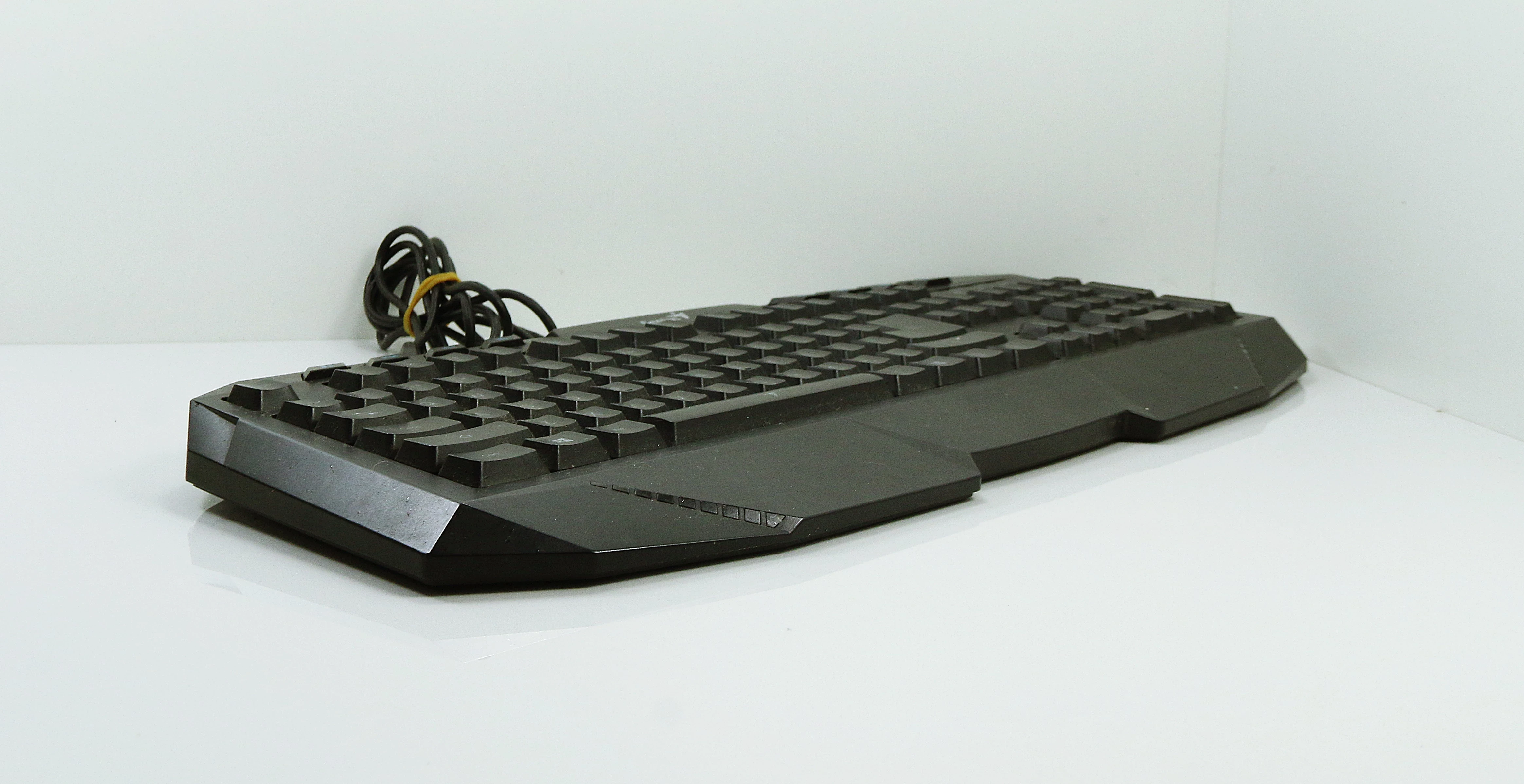 klawiatura-podswietlana-genius-gk-120005k-typ-klawiatury-membranowa