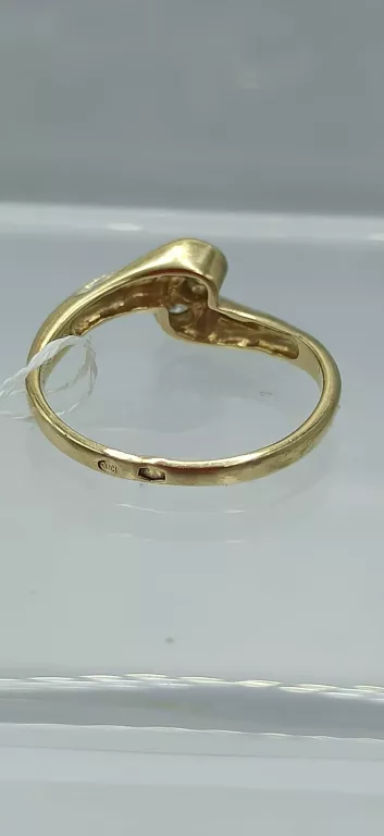 zloty-pierscionek-z-dwoma-oczkami-material-zloto