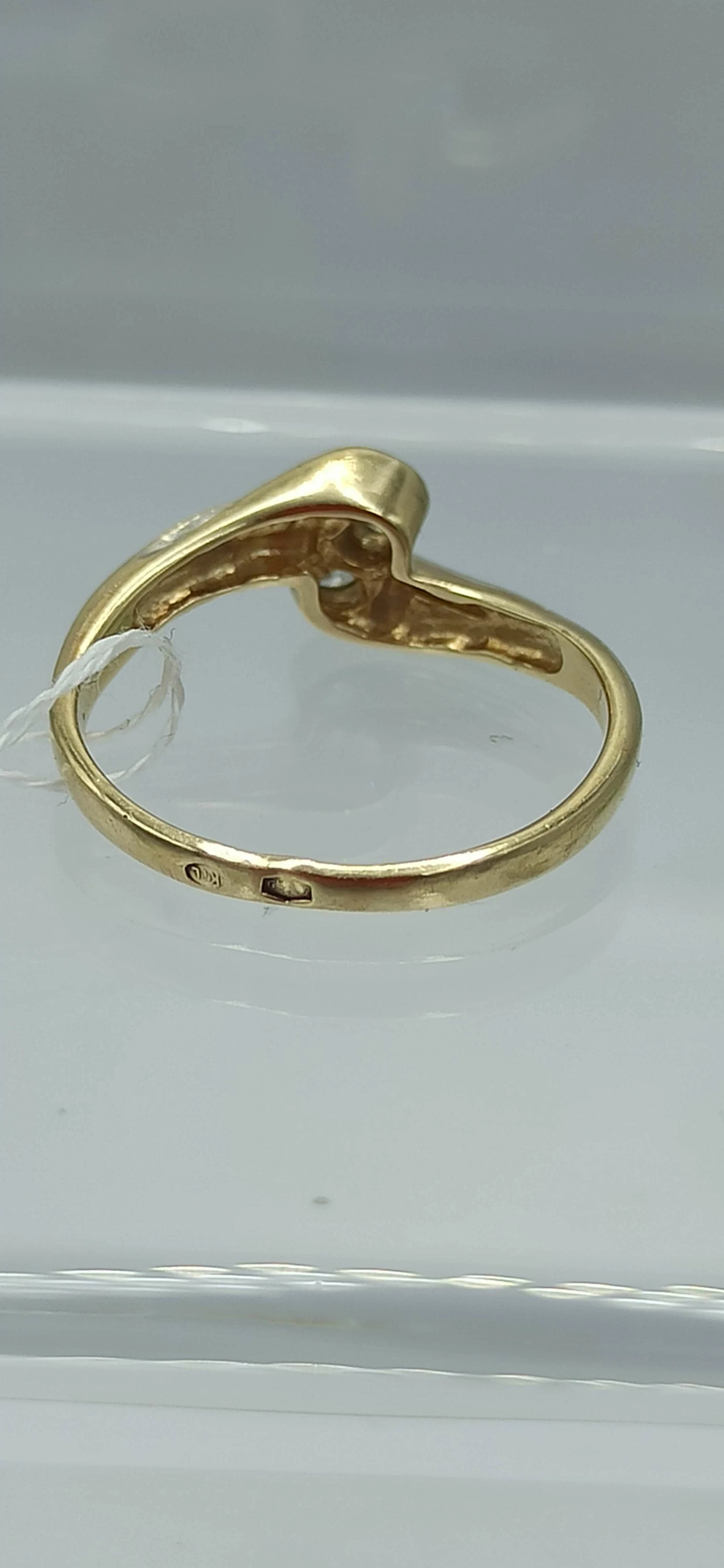 zloty-pierscionek-z-dwoma-oczkami-material-zloto