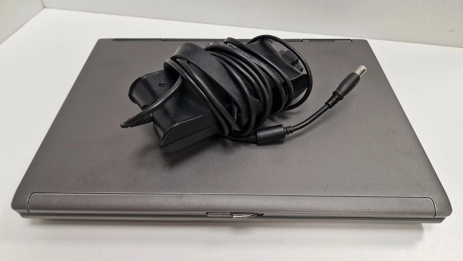 laptop-dell-pp18l-win-xp-2gb-intel-core-2-duo-wielkosc-pamieci-ram-2-gb