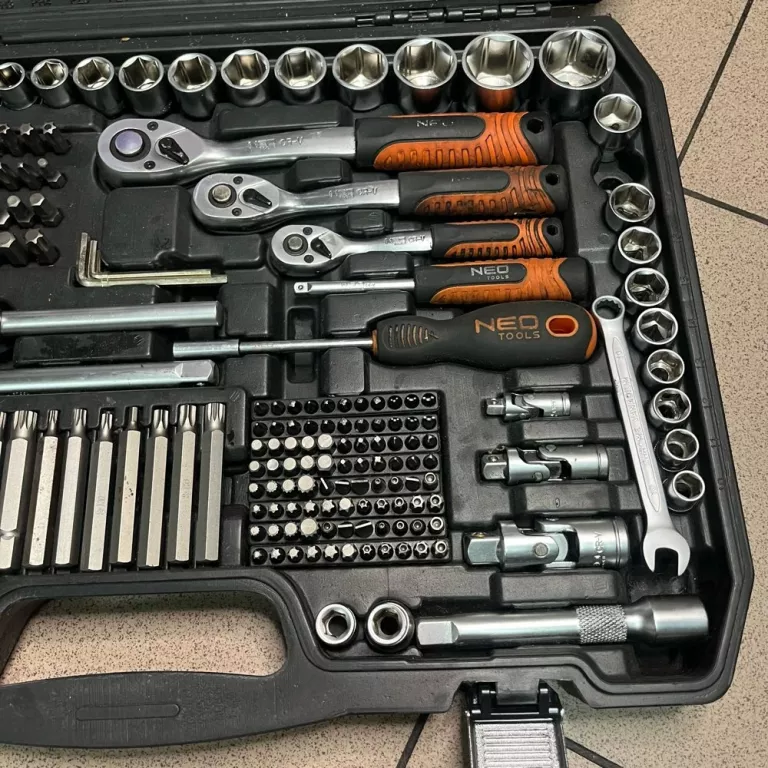 ZESTAW KLUCZY NEO TOOLS 300 ELEMENTÓW KOMPLET