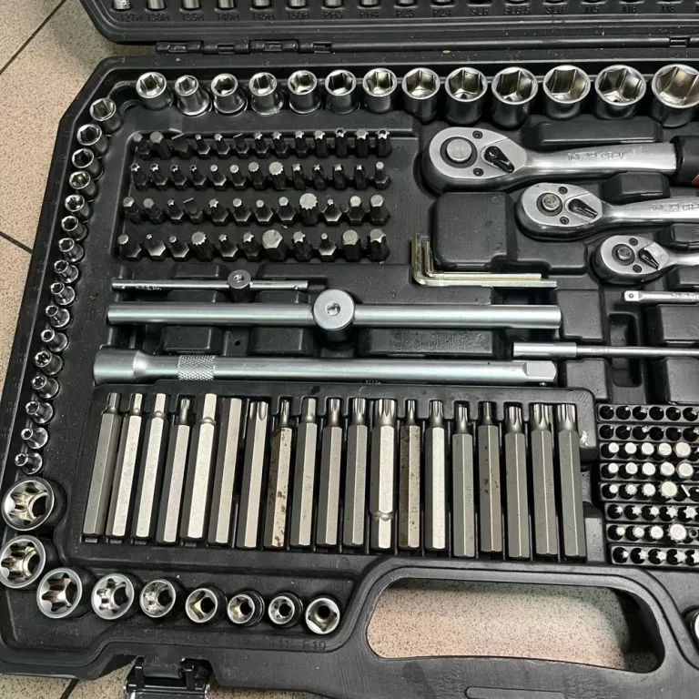 ZESTAW KLUCZY NEO TOOLS 300 ELEMENTÓW KOMPLET