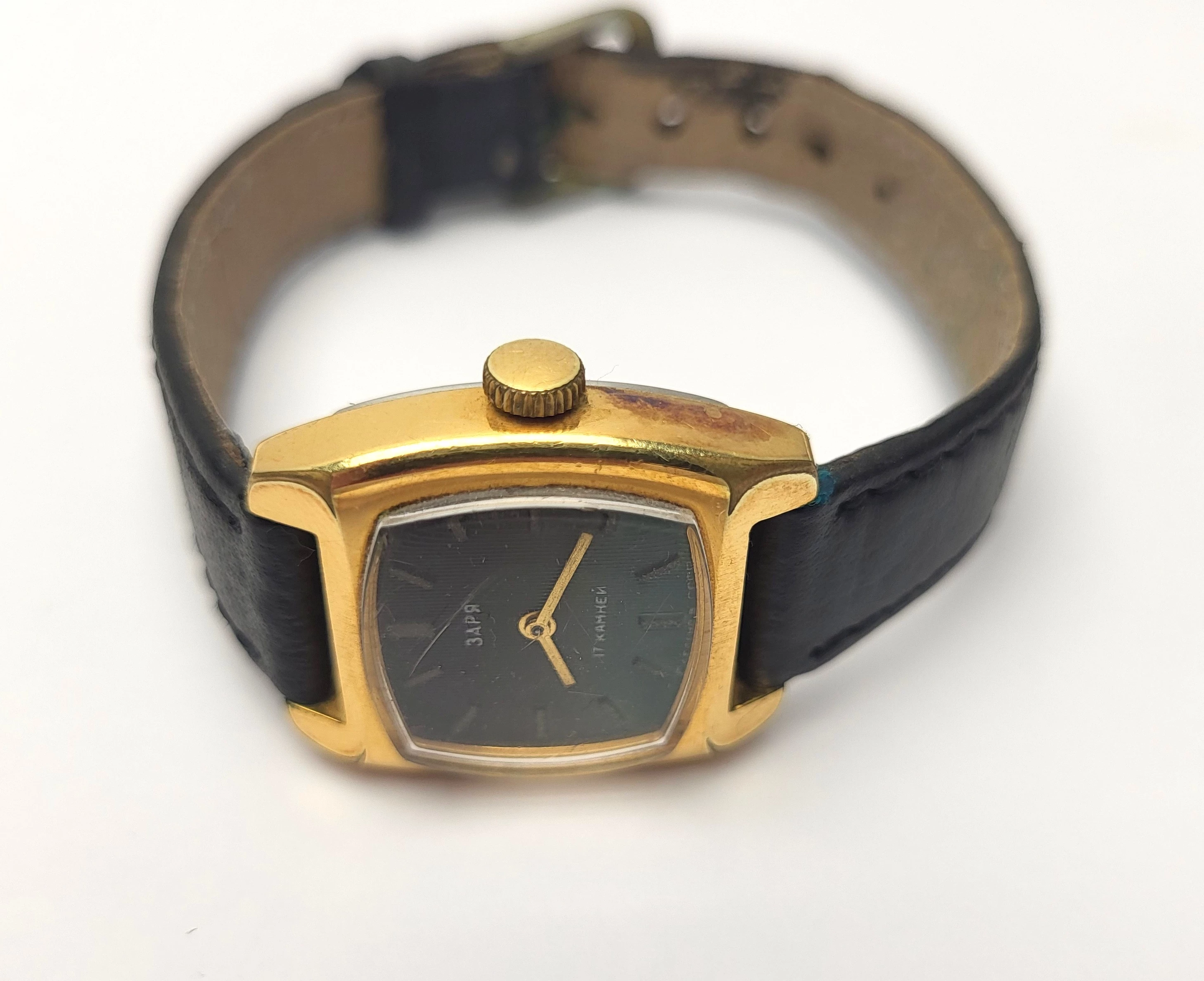 nakrecany-radziecki-zegarek-vintage-3apr-17-kamieni-ksztalt-koperty-prostokatna