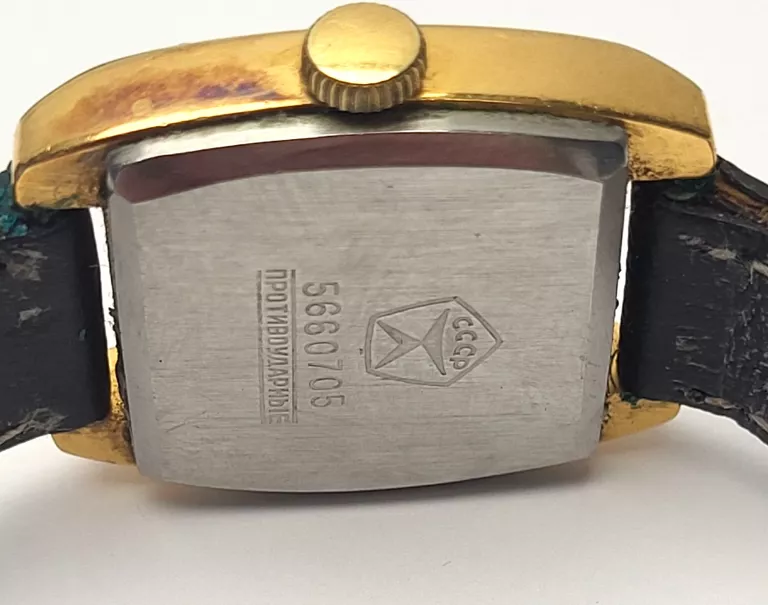 nakrecany-radziecki-zegarek-vintage-3apr-17-kamieni-stan-uzywany