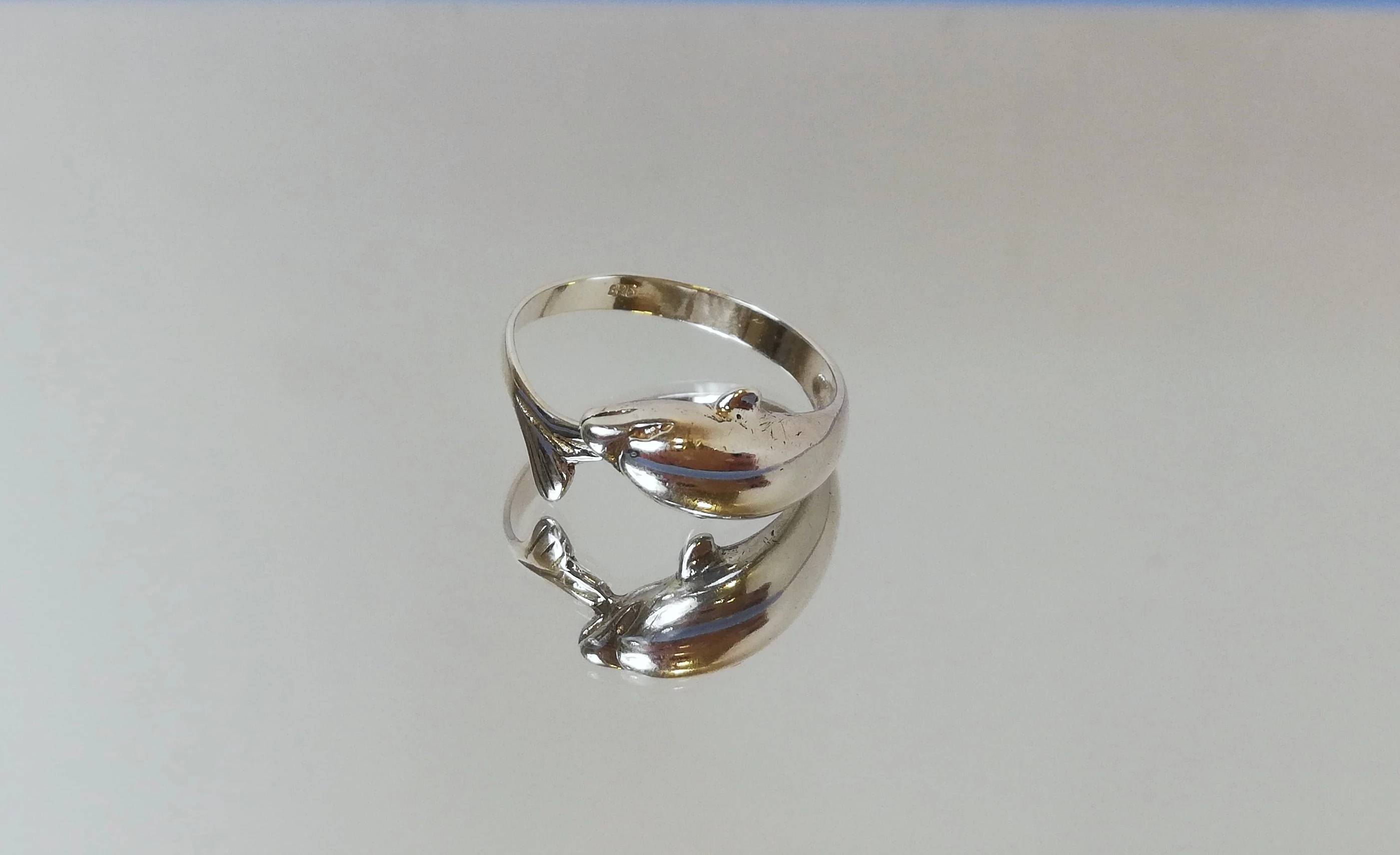 srebrny-pierscionek-delfin-239g-rozmiar-18-stan-uzywany