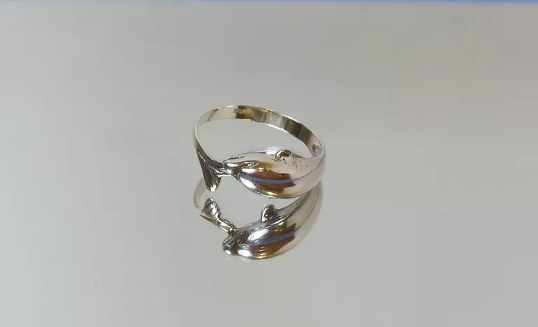 srebrny-pierscionek-delfin-239g-rozmiar-18-stan-uzywany