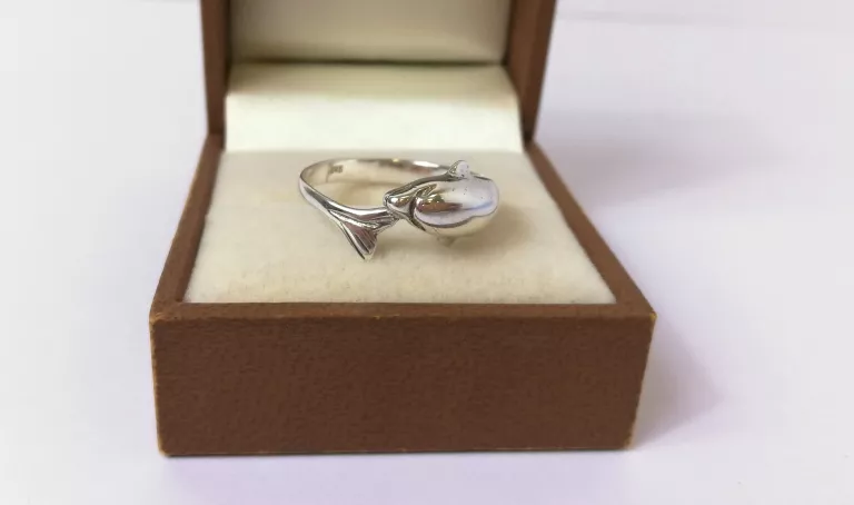 srebrny-pierscionek-delfin-239g-rozmiar-18-reja-28-lebork-kwiatek
