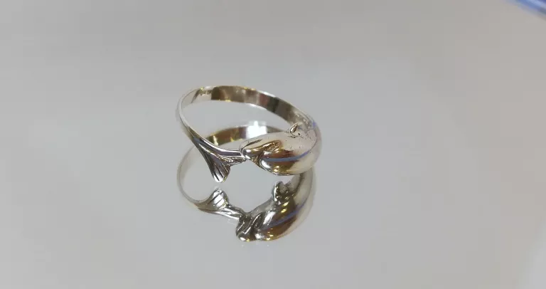 srebrny-pierscionek-delfin-239g-rozmiar-18-marka-bez-marki