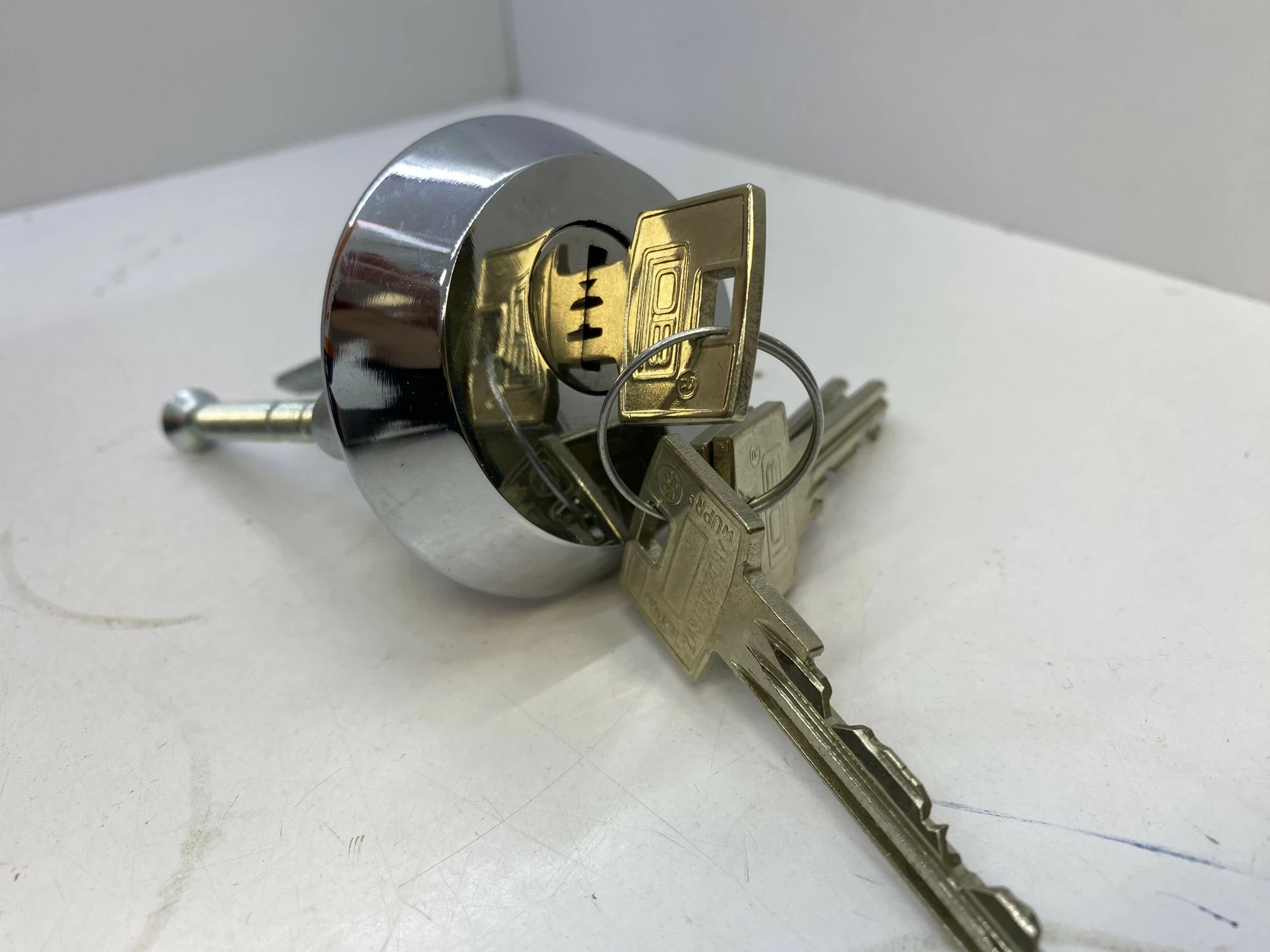 zamek-nawierzchniowy-lob-yeti-ta01-atest-bialy-liczba-kluczy-w-zestawie-4