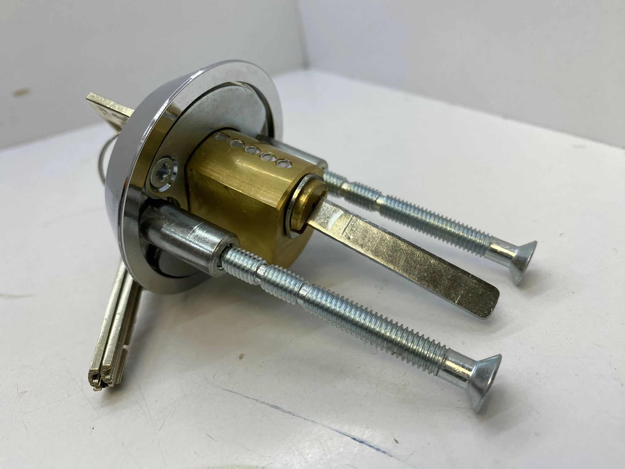 zamek-nawierzchniowy-lob-yeti-ta01-atest-bialy-marka-lob