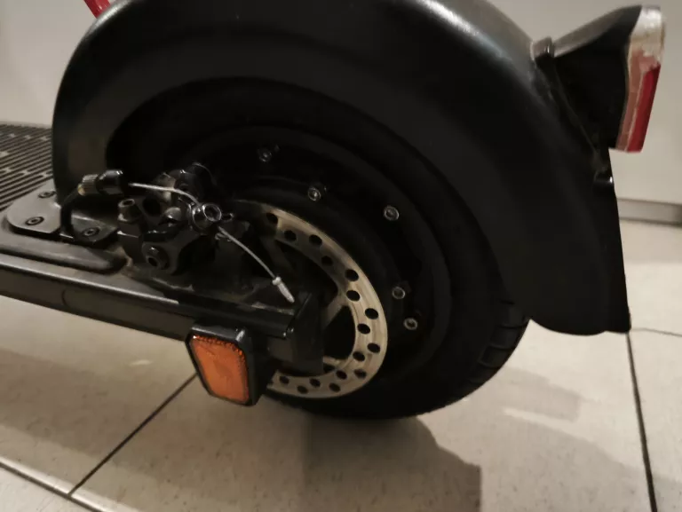 hulajnoga-elektryczna-frugal-stout-faktura-gw-kolor-czarny