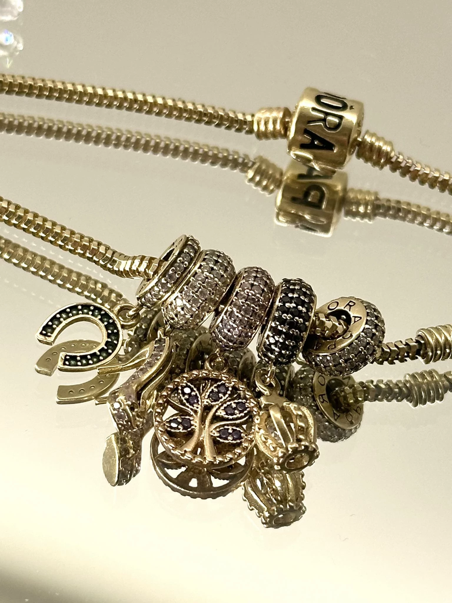 piekna-zlota-bransoletka-pandora-z-zawieszkami-1352-585-kolor-dominujacy-zloty