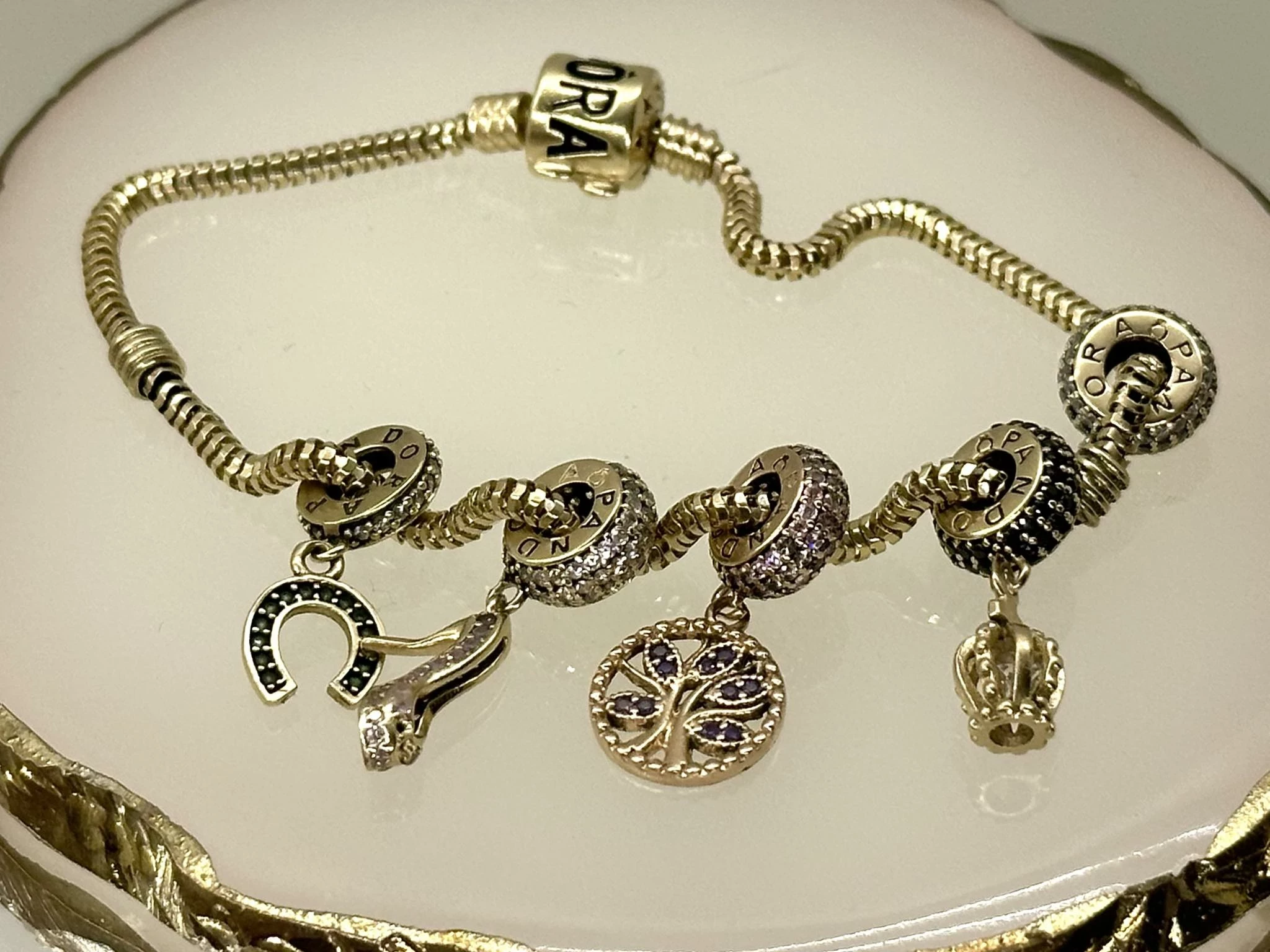 piekna-zlota-bransoletka-pandora-z-zawieszkami-1352-585-gajowa-70-wroclaw