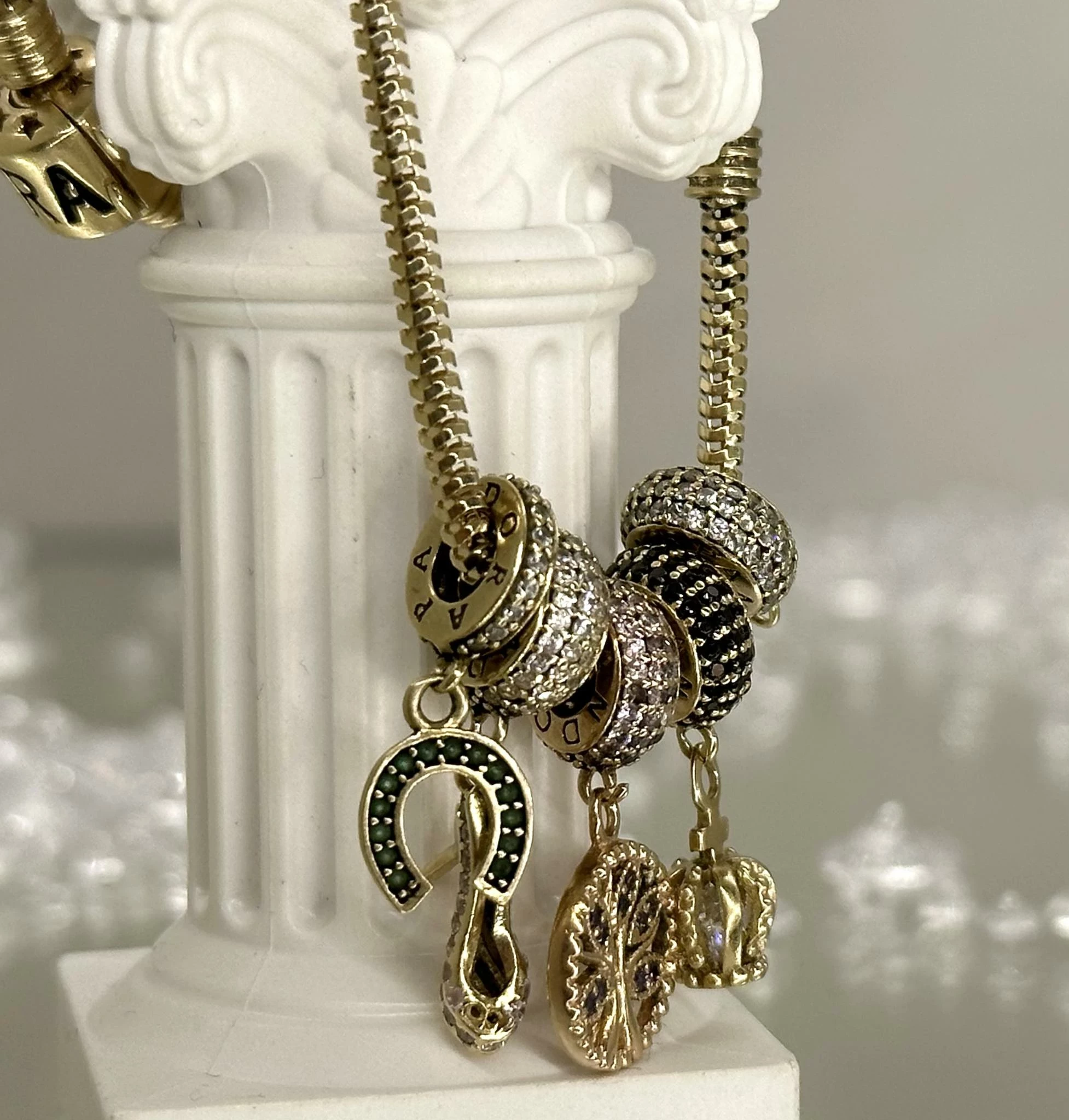 piekna-zlota-bransoletka-pandora-z-zawieszkami-1352-585-stan-uzywany