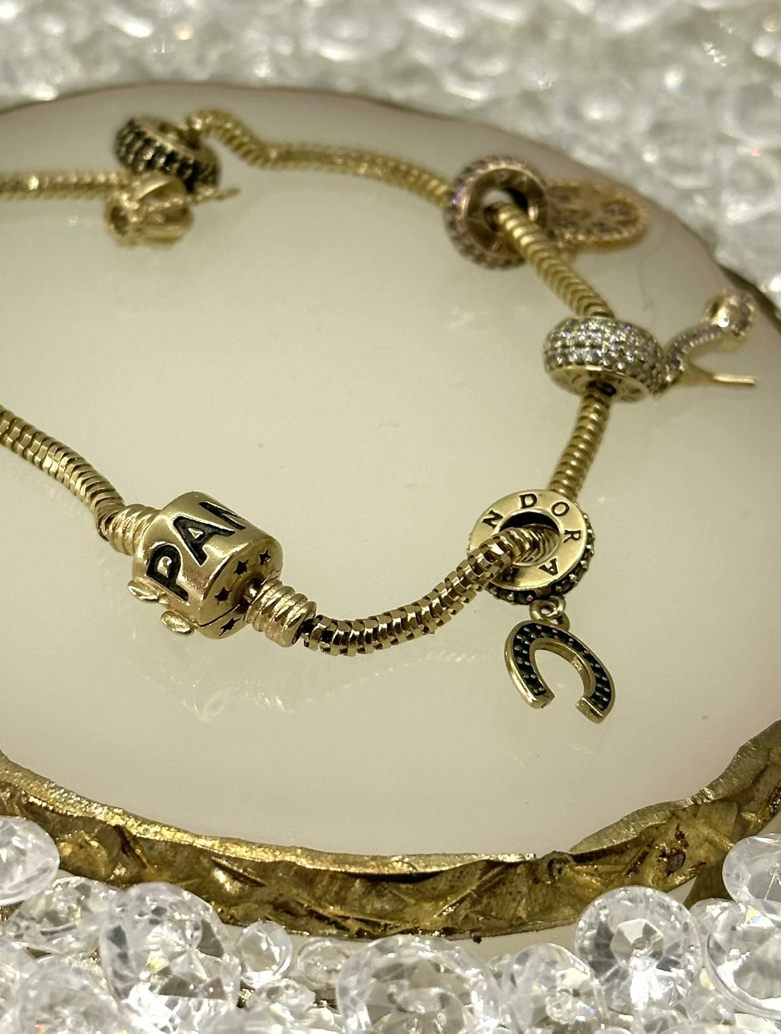 piekna-zlota-bransoletka-pandora-z-zawieszkami-1352-585-kamien-bez-kamienia