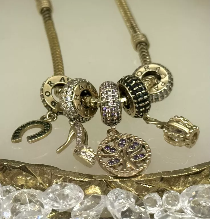 piekna-zlota-bransoletka-pandora-z-zawieszkami-1352-585-material-zloto