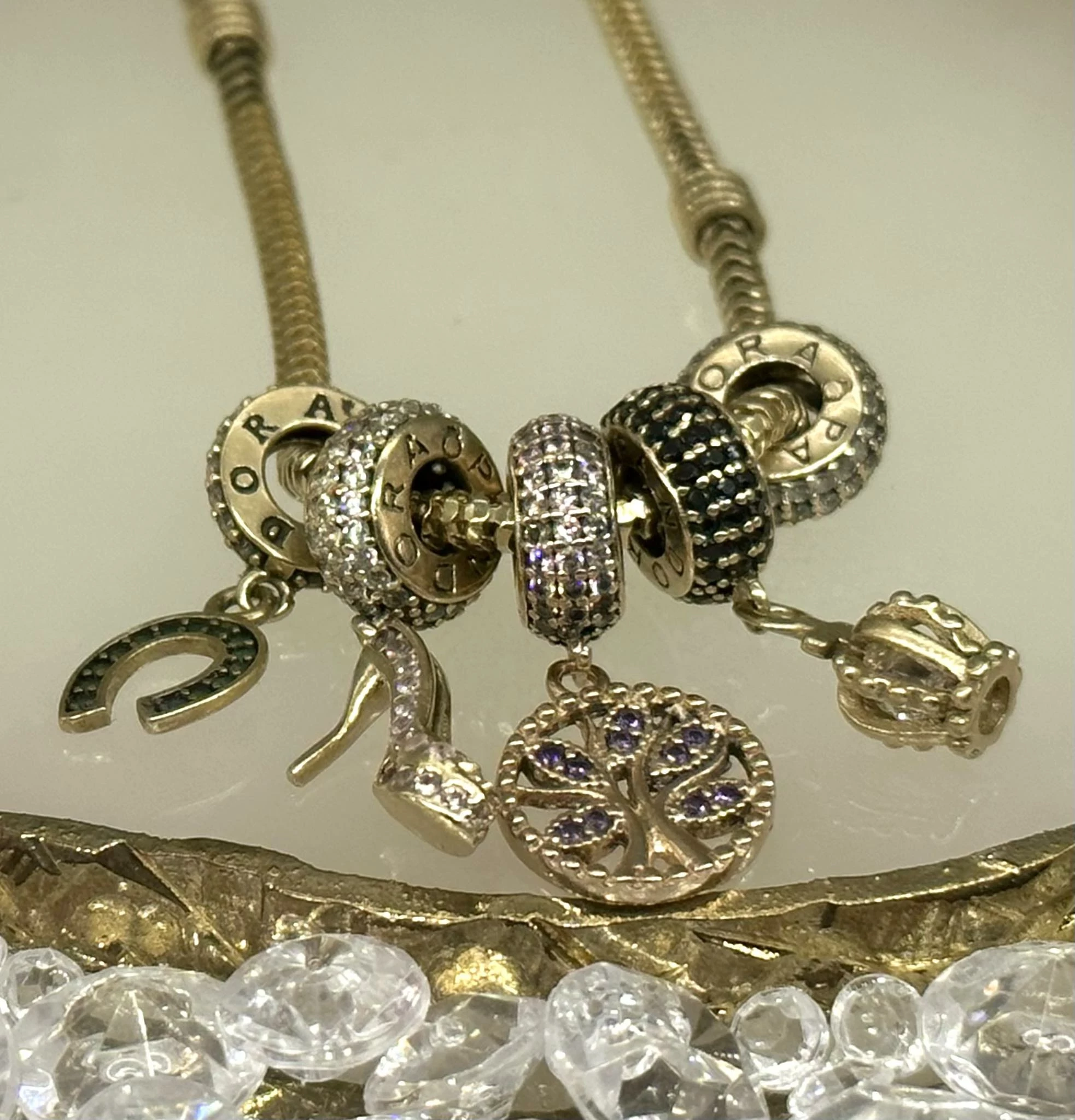 piekna-zlota-bransoletka-pandora-z-zawieszkami-1352-585-material-zloto