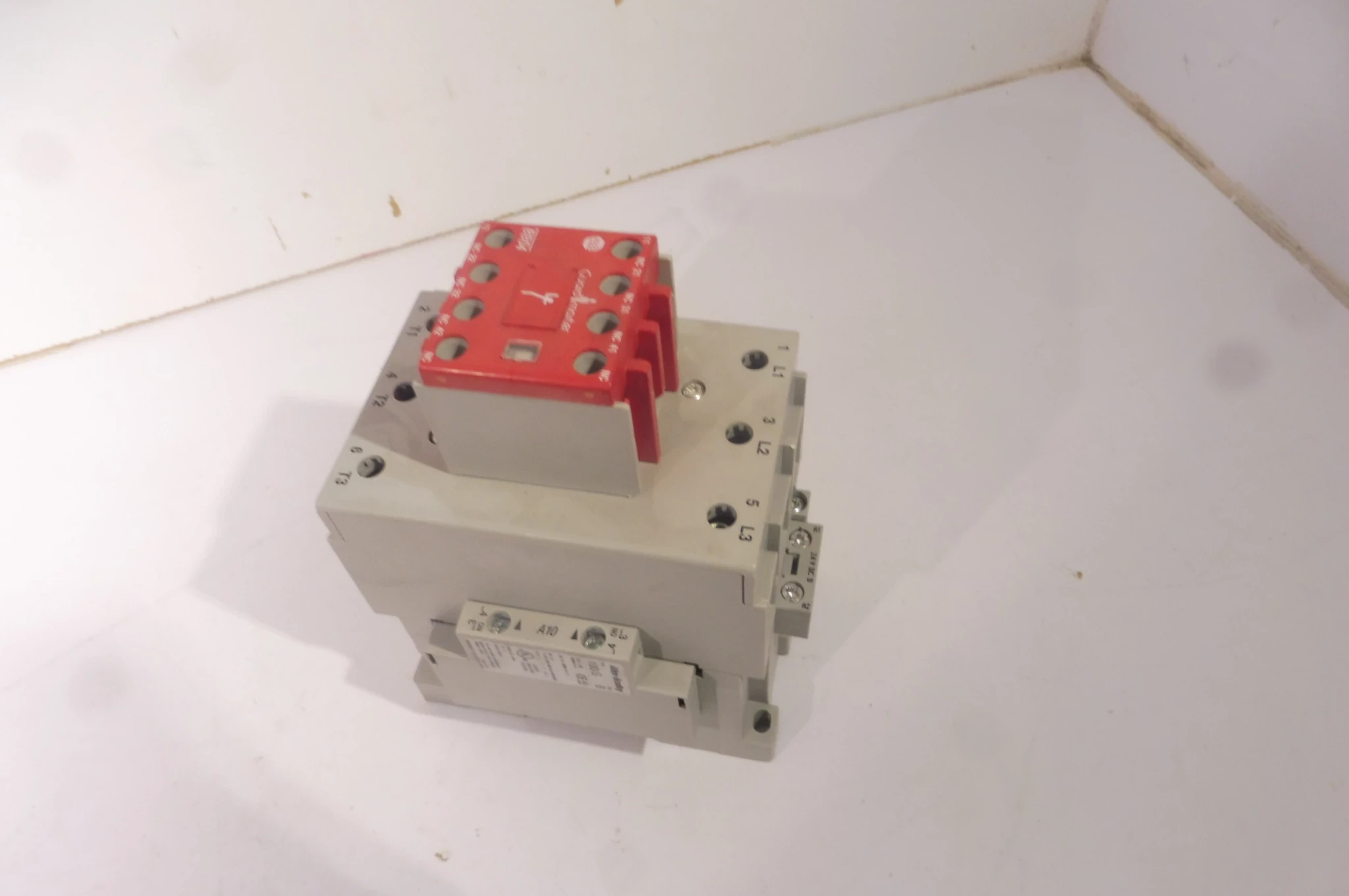 stycznik-allen-bradley-100-s-complite-device-100s-c60dj14bc100-c60d00-b10-kod-producenta-100s-f