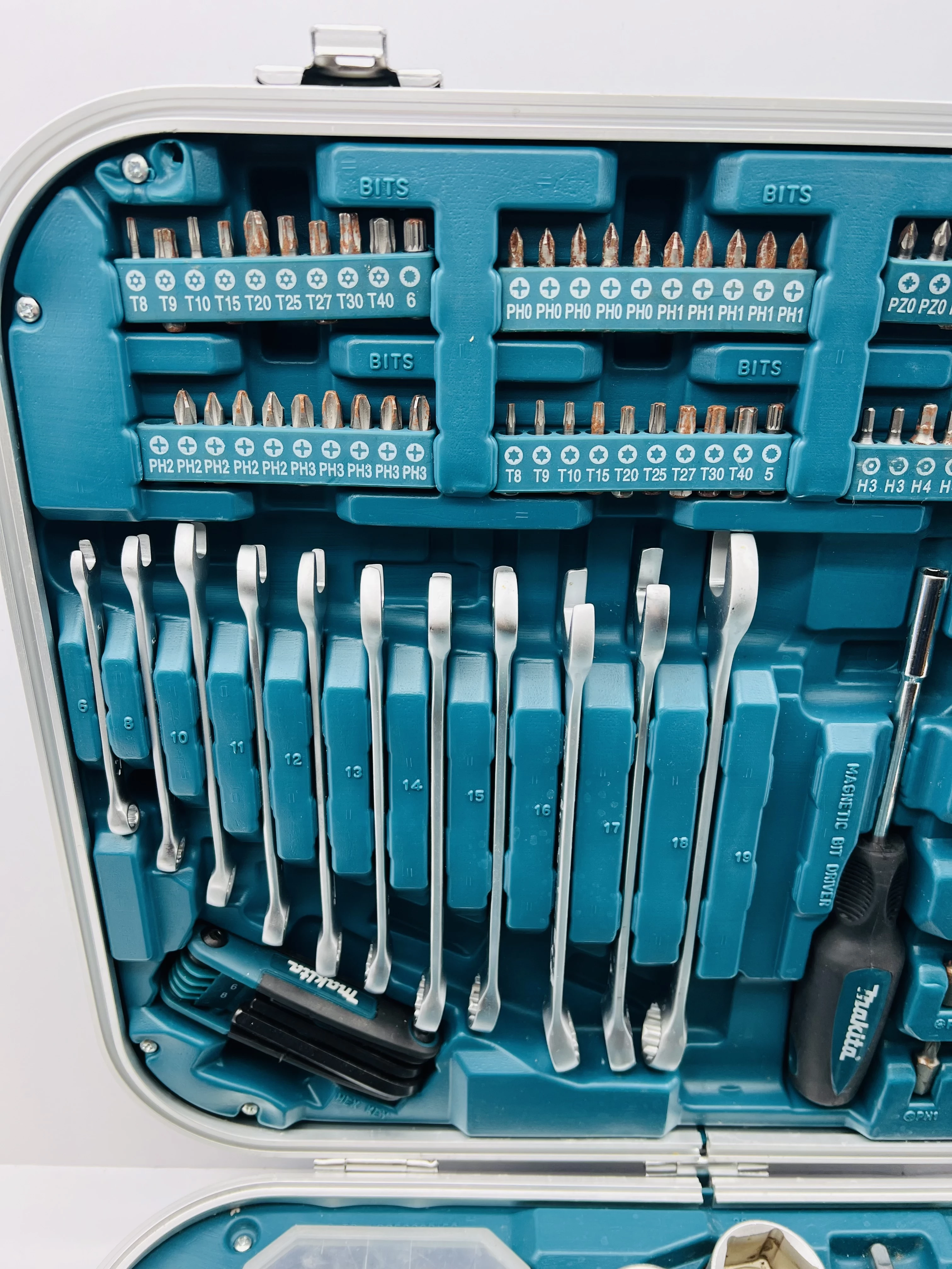 zestaw-kluczy-narzedzi-makita-p-90532-227-elementow-walizka-liczba-elementow-w-zestawie-227