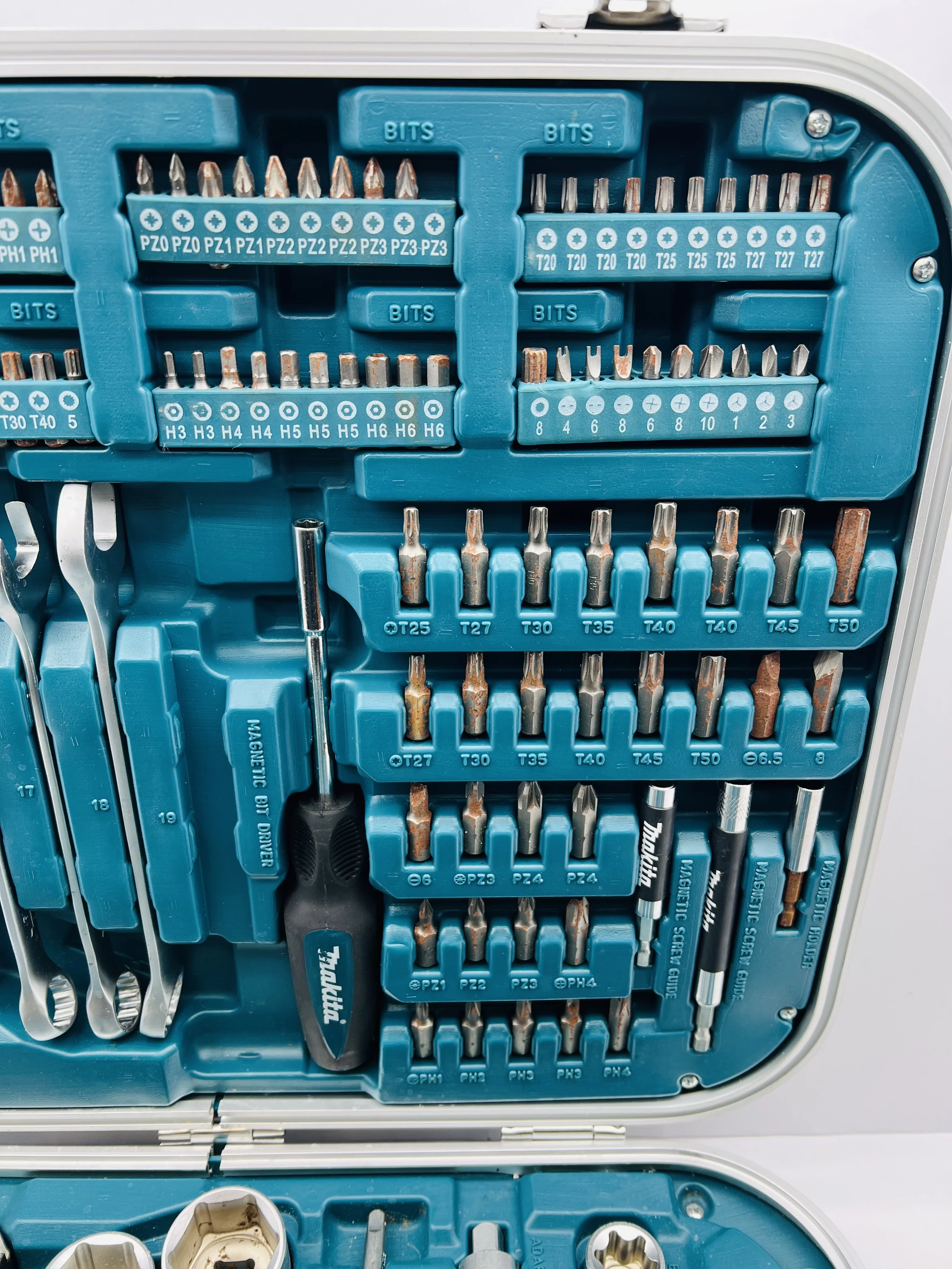 zestaw-kluczy-narzedzi-makita-p-90532-227-elementow-walizka-ean-gtin-0088381478984