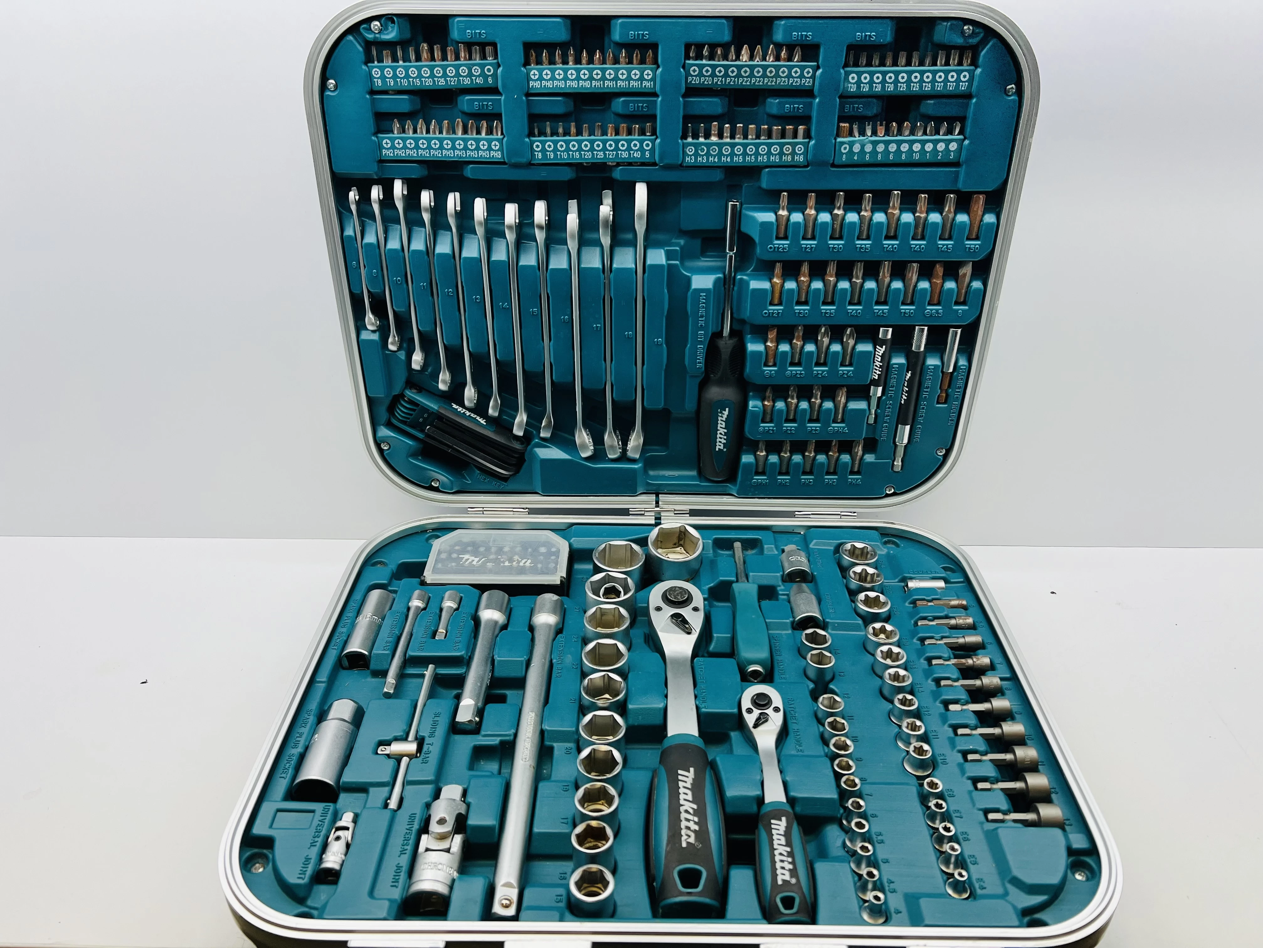 zestaw-kluczy-narzedzi-makita-p-90532-227-elementow-walizka-sienkiewicza-36-sj-plock