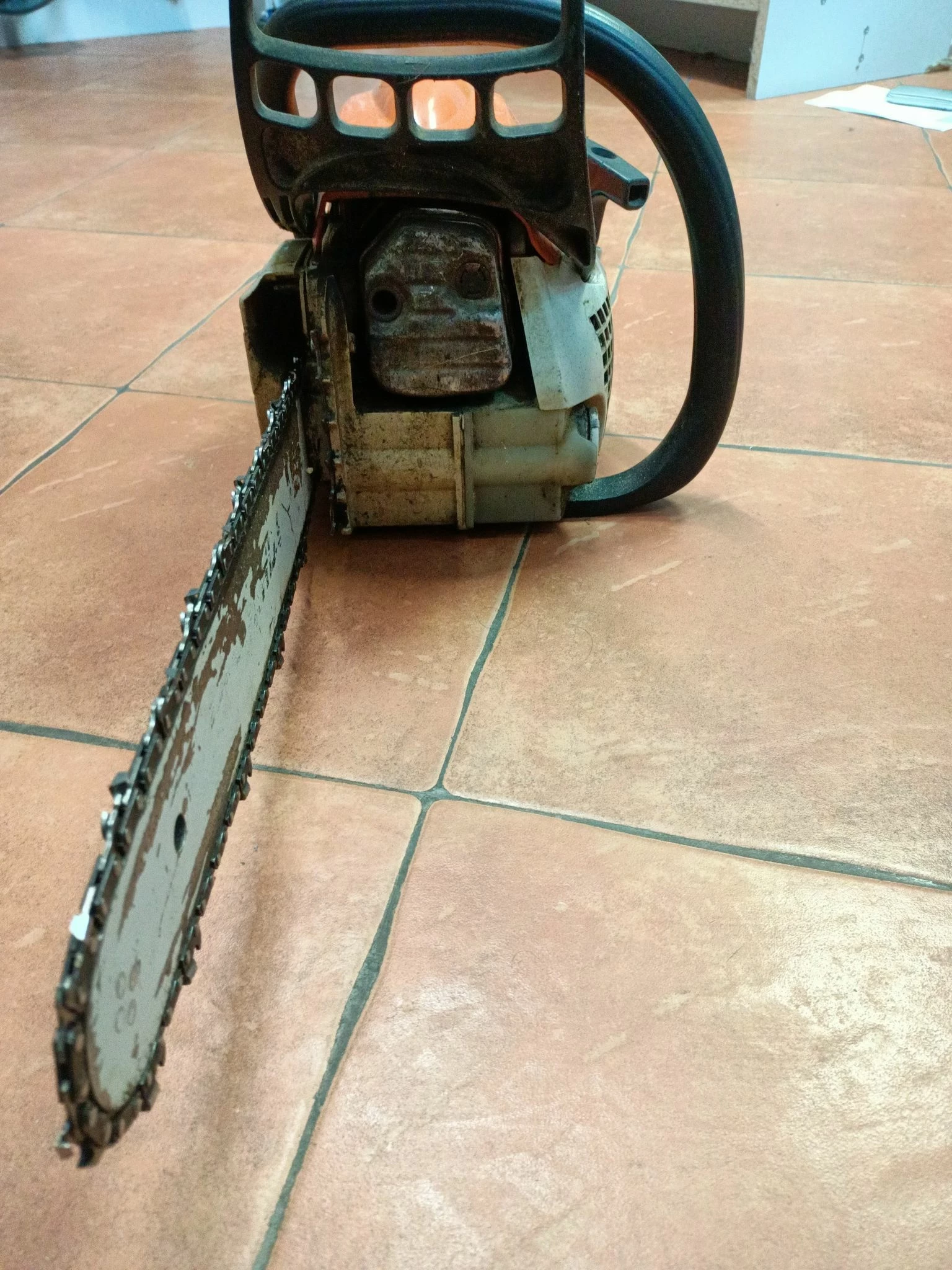 pila-spalinowa-stihl-ms-181-2012-glosno-pracuje-kod-producenta-stihl-ms181