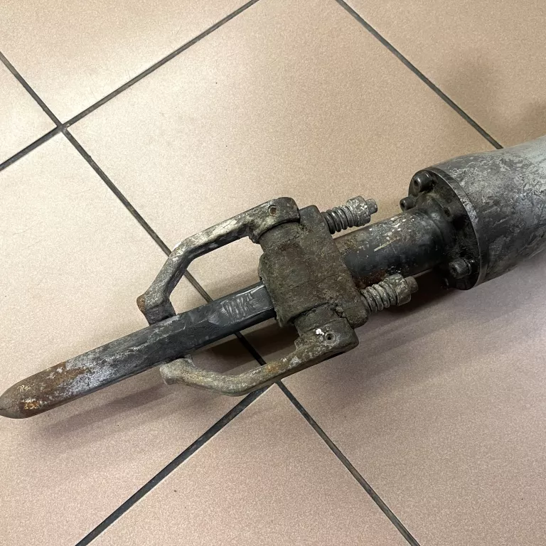 MŁOT WYBURZENIOWY MAKITA HM1304
