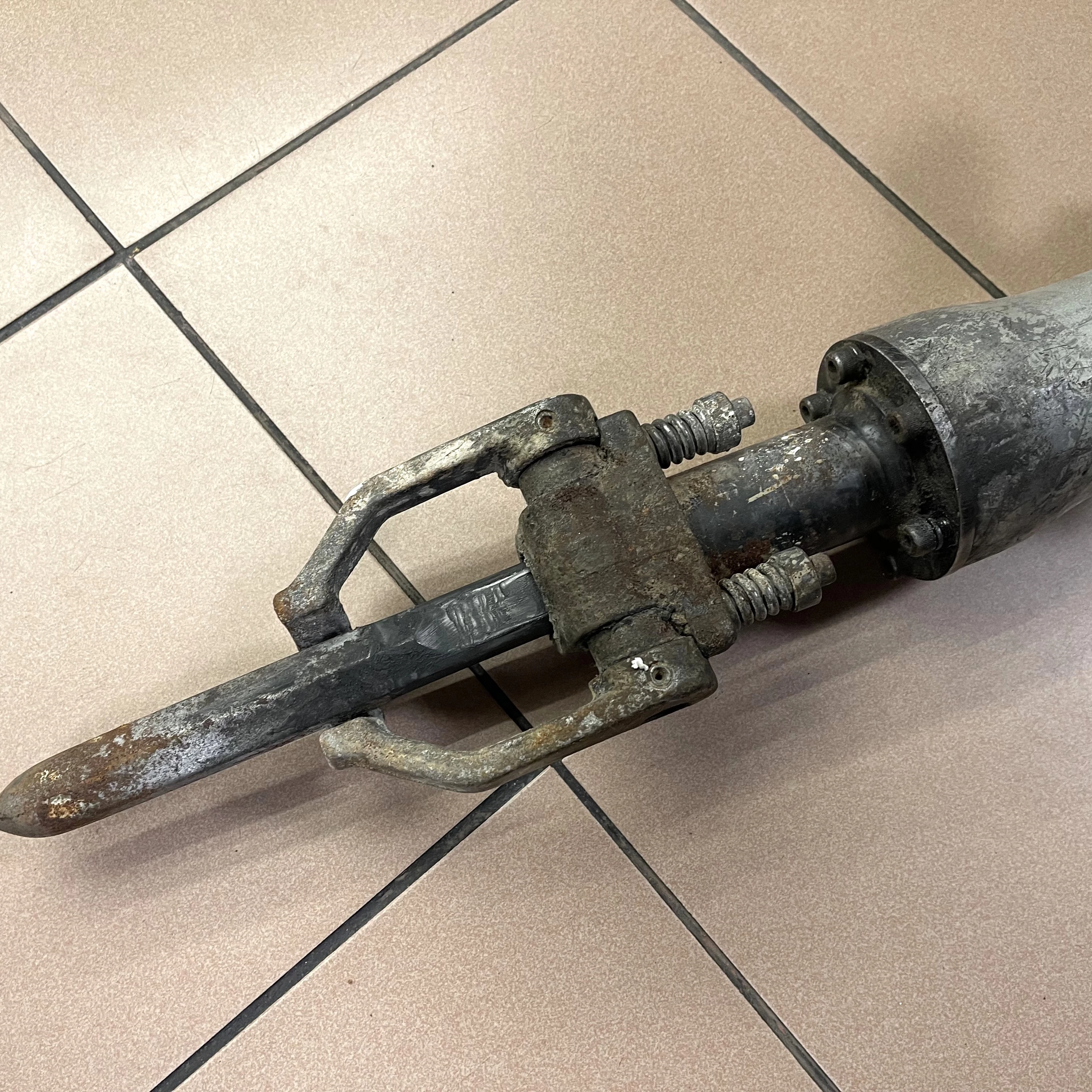 mlot-wyburzeniowy-makita-hm1304-marka-makita