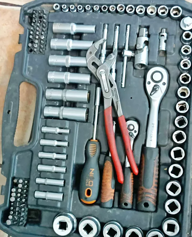 ZESTAW KLUCZY NASADOWYCH I BITÓW NEO TOOLS 150 EL. WALIZKA